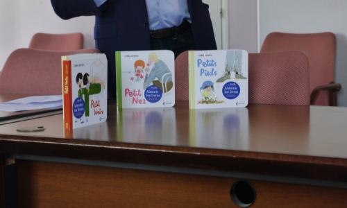 Remise de don de livres par le Rotary Club à la maternité du GHAM